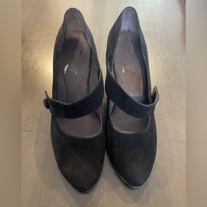 Aerosoles like new black suede heels 9.5